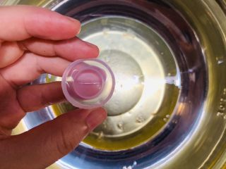 25、零失败魔法蛋糕,蛋清加入几滴醋打发有鱼眼泡加入第一次糖粉12g。