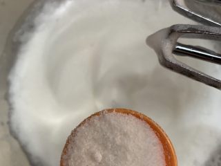 26、零失败魔法蛋糕,出现密集小泡后加入第二次糖粉12g。