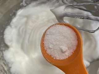 28、零失败魔法蛋糕,一般蛋清黄金打发时间是3分钟，我们需要全发的蛋白，看到没有尖尖尖或是纹路还不清晰再加入10g糖粉打发到全发。