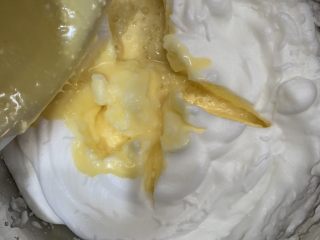 30、零失败魔法蛋糕,蛋黄糊全部倒入蛋白霜。