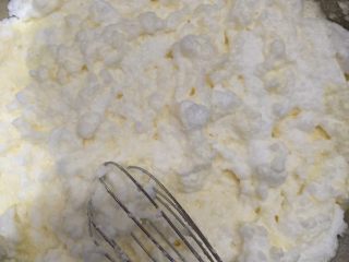 32、零失败魔法蛋糕,最后把手抽在表面搅动几下，手抽不要伸到盆地，就是只搅动上层。