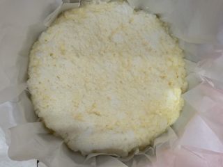 35、零失败魔法蛋糕,用刮刀或是铲子只要是一个干净的东西把表面轻轻抹平。