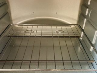 36、零失败魔法蛋糕,烤箱150预热8分钟。