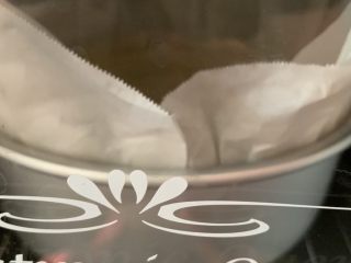 37、零失败魔法蛋糕,放入烤箱底层150℃烤60分钟。