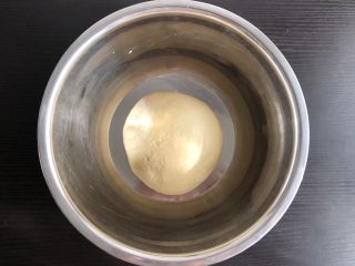 3、超简易吐司,将面团取出，整理一下放入盆中，加盖，放到温暖的地方发酵
