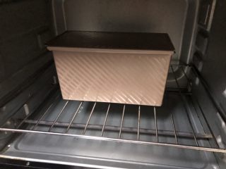 11、超简易吐司,烤箱预热150度，中下层，上下火，烤40分钟