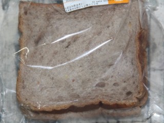 1、面包糠烤土司,准备土司片