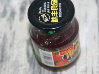 3、面包糠烤土司,准备果酱