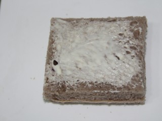 13、面包糠烤土司,抹匀