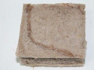 16、面包糠烤土司,再盖上一片土司