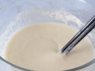 1、避风塘茄子,面粉中加入盐、胡椒粉、啤酒，调成面糊备用