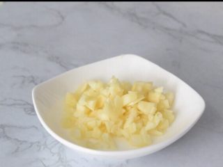 2、避风塘茄子,蒜切末