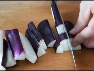 3、避风塘茄子,茄子洗净切成条状