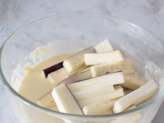 4、避风塘茄子,放入面糊中
