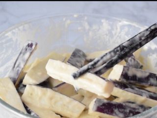 5、避风塘茄子,搅拌至都裹上面糊