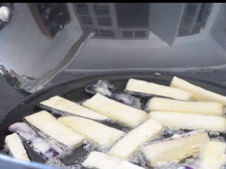 6、避风塘茄子,锅中的油烧至六成热时放入茄子