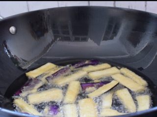 7、避风塘茄子,小火炸至金黄色