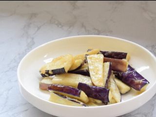 8、避风塘茄子,捞出控油备用