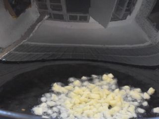 9、避风塘茄子,锅中留少许底油放入蒜末