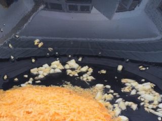 11、避风塘茄子,加入面包糠