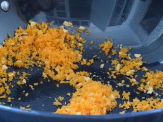 12、避风塘茄子,翻炒均匀