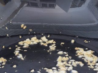 10、避风塘茄子,翻炒至金黄色