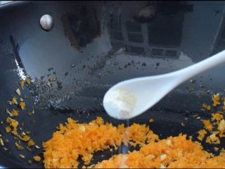 13、避风塘茄子,加入鸡精