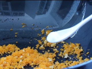 14、避风塘茄子,加入盐