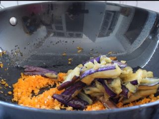 15、避风塘茄子,加入茄子