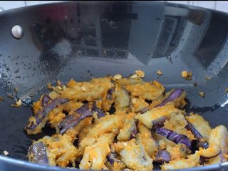 16、避风塘茄子,翻炒至茄子裹上面包糠即可