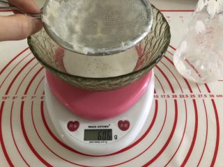 3、胜过冰淇淋蛋糕的「奥利奥冻芝士蛋糕」,柚子肉泥过滤，留下60g柚子汁。