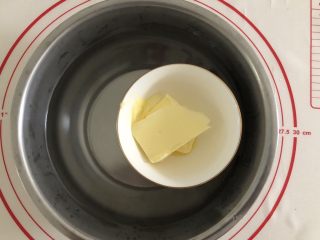 5、胜过冰淇淋蛋糕的「奥利奥冻芝士蛋糕」,将50g黄油隔水融化。