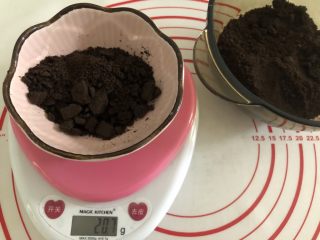 13、胜过冰淇淋蛋糕的「奥利奥冻芝士蛋糕」,奥利奥饼干碎分成20g和180g两份。