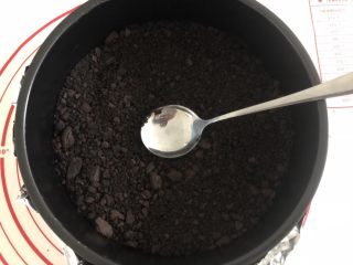 15、胜过冰淇淋蛋糕的「奥利奥冻芝士蛋糕」,铺在模具里，用勺子轻轻压平，放入冰箱冷藏备用。