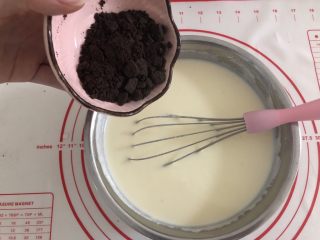 19、胜过冰淇淋蛋糕的「奥利奥冻芝士蛋糕」,等奶油芝士那盆大杂烩融化至没有颗粒（可用手动打蛋器搅拌，帮助融化），倒入20g饼干碎，搅拌均匀。