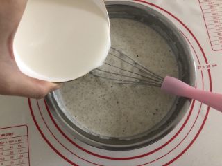 20、胜过冰淇淋蛋糕的「奥利奥冻芝士蛋糕」,再倒入融化了的明胶片牛奶，搅拌均匀。