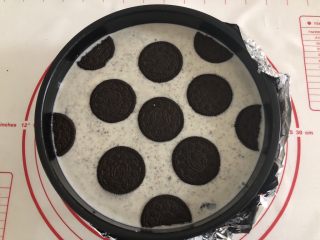 22、胜过冰淇淋蛋糕的「奥利奥冻芝士蛋糕」,表面放几块奥利奥饼干装饰。