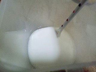 6、自制酸奶,加入一袋牛奶，搅拌均匀，使糖融化。