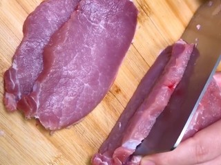 1、炸猪排,准备新鲜的里脊肉切成厚片