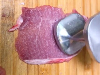 2、炸猪排,用锤子砸断纤维