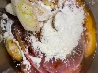 3、炸猪排,放葱姜，鸡蛋，耗油，料酒，黑胡椒粉，盐，玉米淀粉