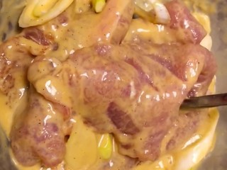 4、炸猪排,抓匀腌制二十分钟