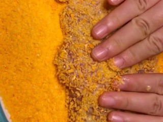 5、炸猪排,腌好后裹上面包糠，用手给他压实