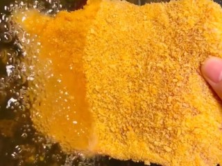 6、炸猪排,油温七成热下锅，炸至表面金黄即可