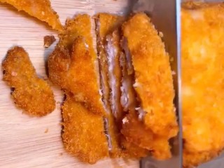 7、炸猪排,捞出小块