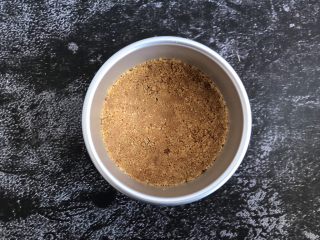 2、芒果慕斯蛋糕,倒入四寸模具中压实，放冰箱冷藏备用