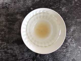 5、芒果慕斯蛋糕,把泡软的吉利丁片隔热水融化