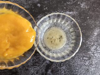 6、芒果慕斯蛋糕,把打好的果泥倒入吉利丁中