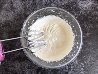 8、芒果慕斯蛋糕,淡奶油打发到刚失去流动性即可