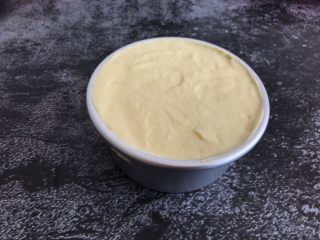 11、芒果慕斯蛋糕,放入模具中，放冰箱冷藏两个小时